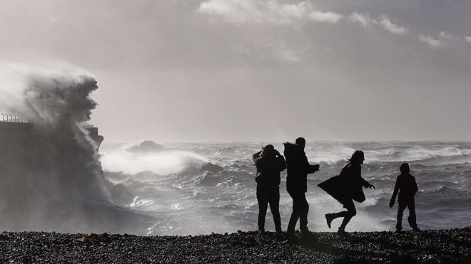 Las tormentas como la que se ve aquí, en la bahía de Dover, en Kent, pueden ser verdaderamente mortíferas en las arenas de Goodwin. GETTY IMAGES