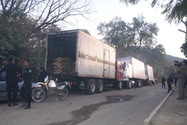 Las fuerzas de seguridad lograron recuperar dos furgones con cargamento de café que habían sido robados, y la aprehensión de un delincuente. (Foto Prensa Libre: PNC)<br _mce_bogus="1"/>