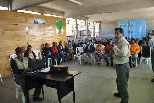 representante del Conap  anuncia el acuerdo.