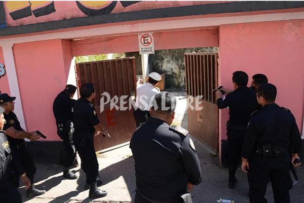 Policías empuñan armas para capturar a los revoltosos. (Foto Prensa Libre: Oswaldo Cardona)<br _mce_bogus="1"/>