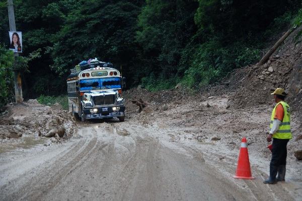 un deslave dificulta el paso en el kilómetro 303 de la ruta Interamericana,  en Huehuetenango.