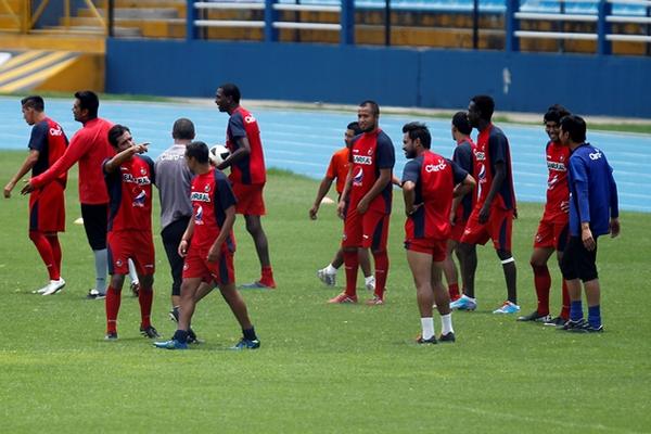 Municipal sigue entrenándose de cara al duelo contra los cremas. (Foto Prensa Libre: Eduardo González)