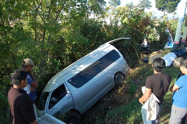 Microbús accidentado en el kilómetro 47 de la ruta Interamericana, Sumpango, Sacatepéquez. (Foto Prensa Libre: Víctor Chamalé)<br _mce_bogus="1"/>