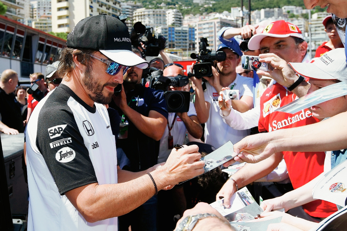 Fernando Alonso aprovecha el día de descanso para compartir tiempo con los aficionados de la fórmula uno. (Foto Prensa Libre: AP)