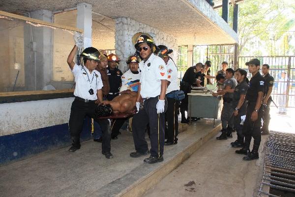 Bomberos Voluntarios trasladan   a recluso herido al Hospital Nacional de Escuintla.