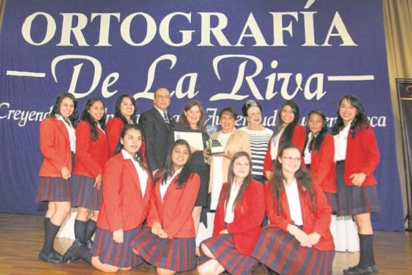 Estudiantes  del  Colegio Comercial Guatemalteco, ganador del primer lugar por establecimientos. (Foto Prensa Libre: Edwin Castro)