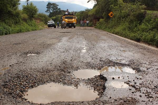 Empresarios se unieron a comunas para rellenar baches en tramo de ruta nacional.