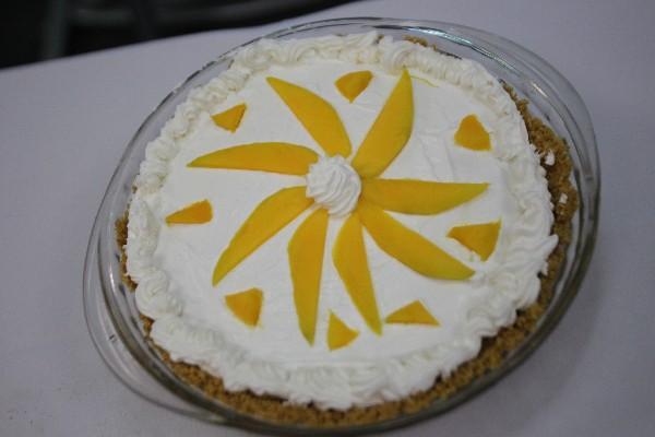 Para cerrar  este festín veraniego no hay nada mejor que este pie de mango, que no necesita ser horneado.