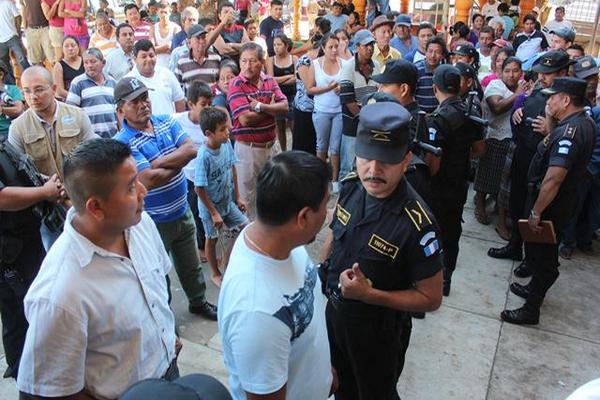 Policía impidió que vecinos inconformes se opusieran a la toma del puesto por parte de Domingo Camey. (Foto Prensa Libre: Danilo López)<br _mce_bogus="1"/>