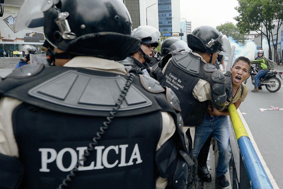 La Policía antidisturbios venezolanas arrestan a un estudiante de la oposición en Caracas. (Foto Prensa LIbre: AFP