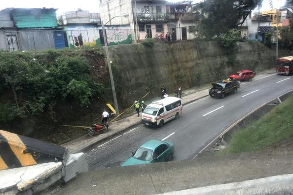 Bomberos Voluntarios resguardan la escena a la espera del Ministerio Público. (Foto Prensa Libre: Erick Ávila)<br _mce_bogus="1"/>