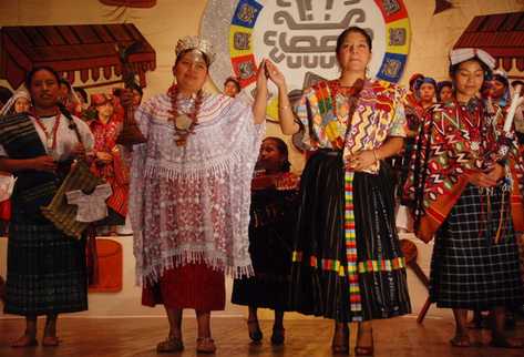 La reina saliente de Quetzaltenango coronó a la nueva Princesa Indígena Nacional, Nora Elizabeth Dieguez Shunca, originaria de Santa Eulalia, Huehuetenango. (Foto Prensa Libre: Carlos Ventura)