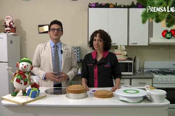 El periodista Billy Quijada y la chef Carmen María Gómez muestran cómo decorar un pastel.