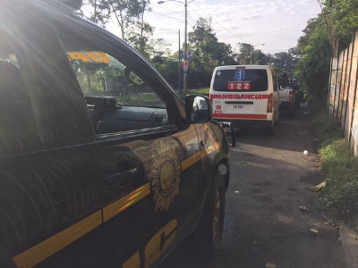 Agentes de la Policía Nacional Civil y elementos de los Bomberos Voluntarios permanecen en el lugar donde este domingo fue localizado el cadáver de una mujer, en el bulevar El Naranjo. (Foto Prensa Libre: Bomberos Voluntarios)