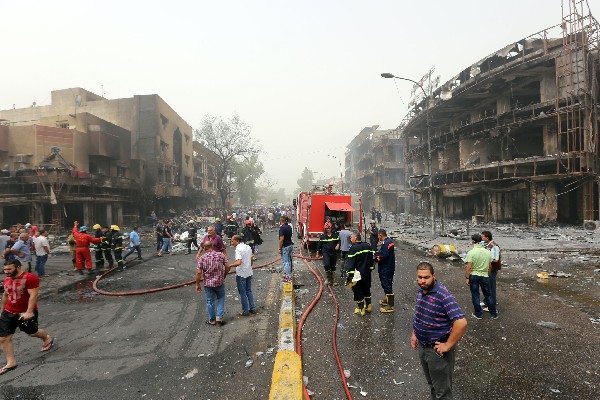 Zona devastada por un atentado suicida con carrobomba en Bagdad, Irak.(Foto Prensa Libre: AFP).