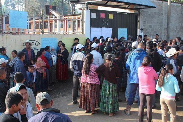 Padres de familia protestan frente a la escuela Aída Martínez, en San José La Colonia, Cobán. (Foto Prensa Libre: Eduardo Sam)