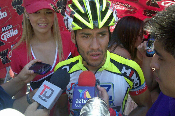 El guatemalteco Alejandro Padilla, del equipo Hino-Pizza Hut, se impuso en la llegada a Teculután, IV etapa de la Vuelta Mundo Maya 2012. (Foto Prensa Libre: Eduardo González)