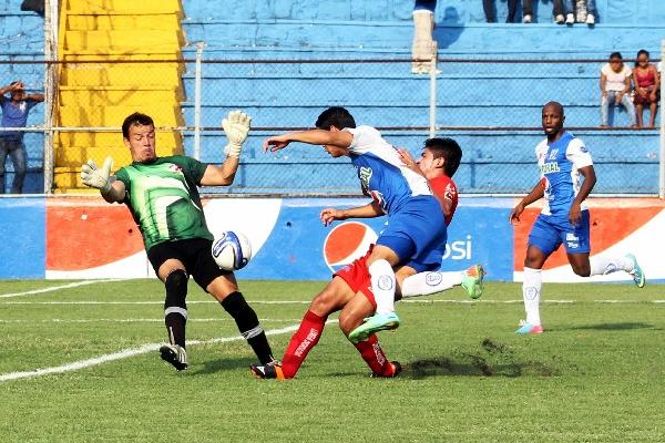 El portero Byron Ramos salva a Halcones de la anotación de Kevin Santamaría, de Suchitepéquez. (Foto Prensa Libre: Rolando Miranda)