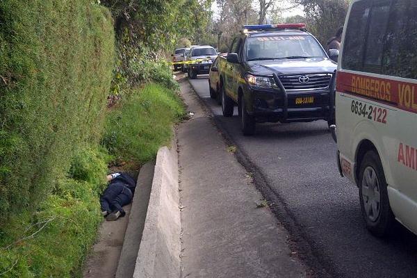 Localizan mujer cuerpo de mujer en ruta a El Salvador. (Foto Prensa Libre: Estuardo Paredes)