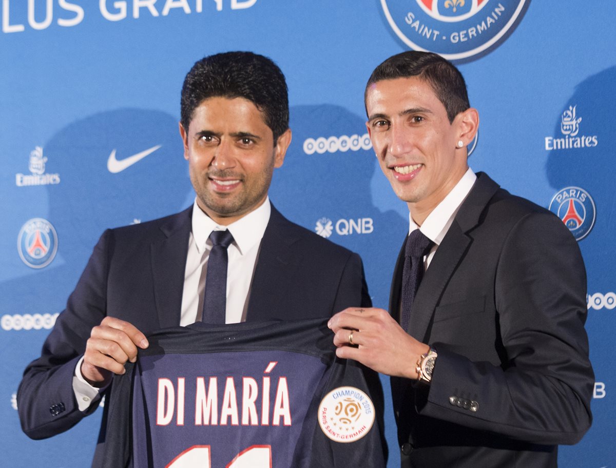 El presidente del PSG Nasser Al-Khelaifi posa junto a Ángel Di María en su presentación. (Foto Prensa Libre: AP)