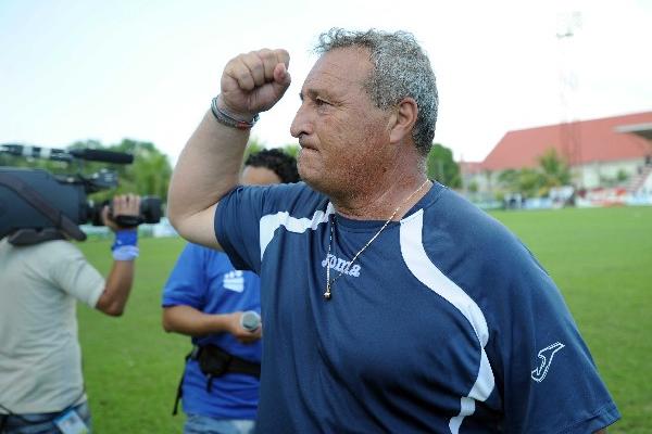 Juan Carlos Elías levanta su brazo en señal de victoria. (Foto Prensa Libre: Francisco Sánchez)