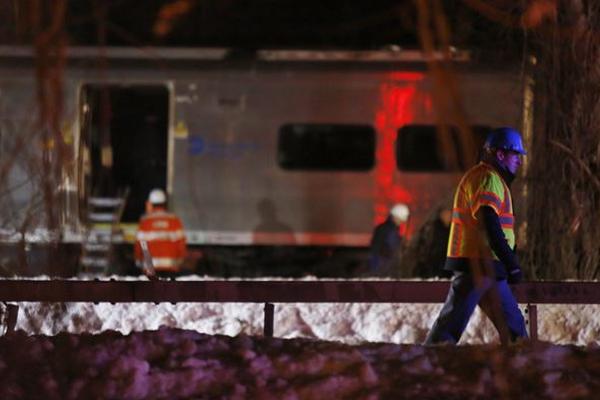 Bomberos trabajan en el lugar del accidente entre un tren Metro-North Railroad y un vehículo en Nueva York. (Foto Prensa Libre: EFE)