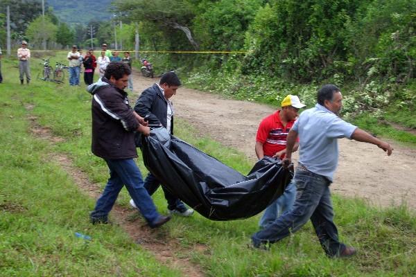 El cuerpo es cargado por vecinos.