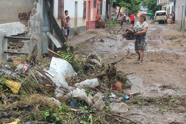 Vecina de una de las calles de la cabecera de Chiquimula saca de su viviendas enseres dañados por el agua. (Foto Prensa Libre: Edwin Paxtor)<br _mce_bogus="1"/>