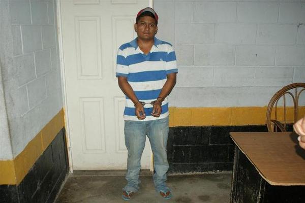 Denny René Moncada Ramos, quien fue capturado por portación ilegal de arma, permanece en la subestación de la PNC, en Melchor de Mencos. (Foto Prensa Libre: Rigoberto Escobar)