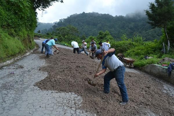 Vecinos de Santa Clara La Laguna y de Santa María Visitación dan mantenimiento a carretera.