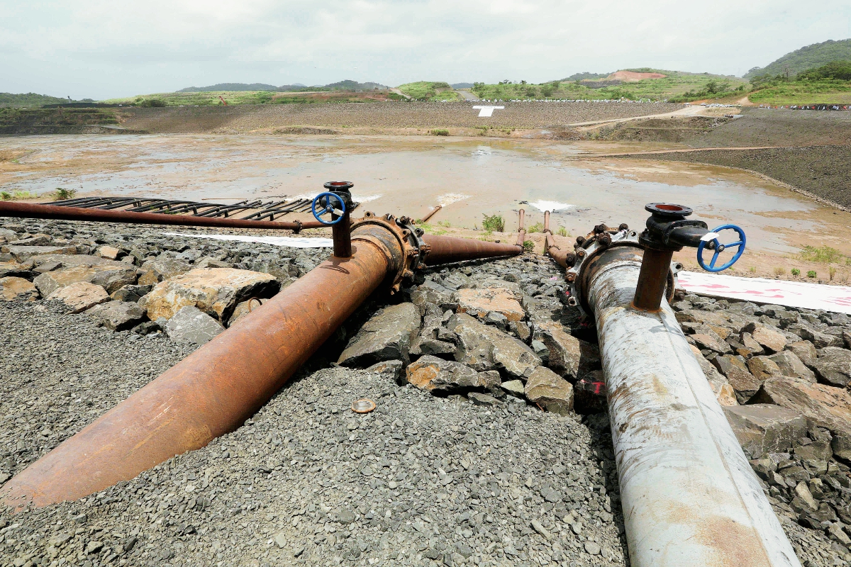 Vista de las tuberías de llenado del recién ampliado Canal de Panamá, que significó millones de inversión para la región. (Foto Prensa Libre: AP).