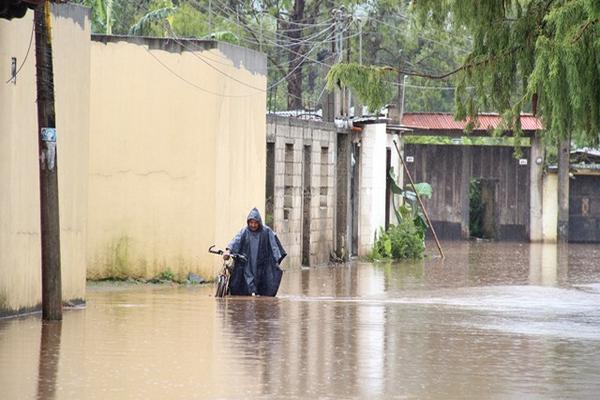 Calle inundada en aldea San Pedro El Panorama, Antigua Guatemala. (Foto Prensa Libre: Miguel López)<br _mce_bogus="1"/>