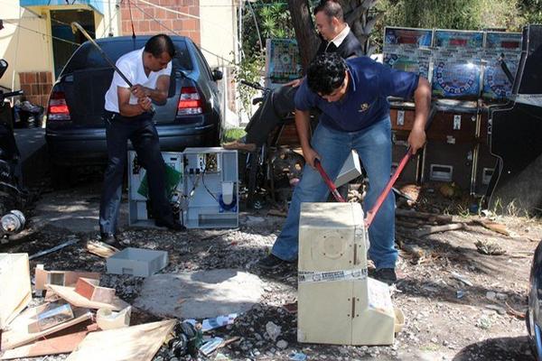 Investigadores destruyen dos de las máquinas tragamonedas decomisadas en Jalapa. (Foto Prensa Libre: Hugo Oliva) <br _mce_bogus="1"/>