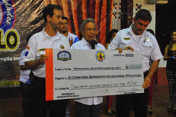 Entrega de donativo,  en un teatro local.