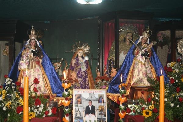 Las dos imágenes de la Virgen de Candelaria veneradas en Cobán, junto a la imagen de la Virgen de Dolores -centro-. (Foto Prensa Libre: Ángel Tax) <br _mce_bogus="1"/>