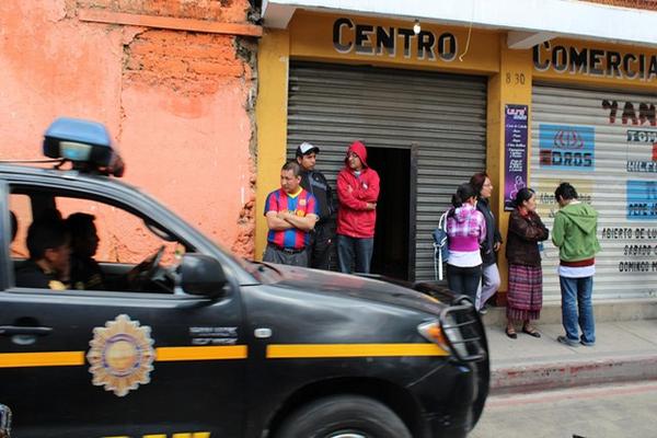 Varios negocios de un centro comercial fueron saqueados por delincuentes, y los vecinos manifestaron su molestia por la ola de robos que persiste desde hace tiempo en Totonicapán. (Foto Prensa Libre: Edgar Domínguez)