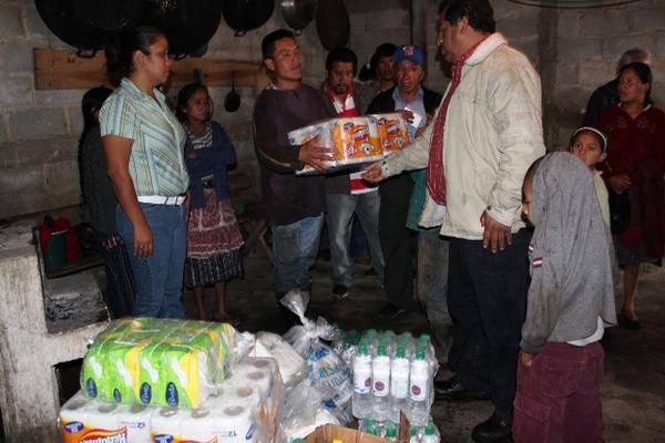 Vecinos de cantones afectados por aludes en Chichicastenango, Quiché reciben ayuda por parte de autoridades locales, luego de ser evacuados. (Foto Prensa Libre: Oscar Figueroa)<br _mce_bogus="1"/>