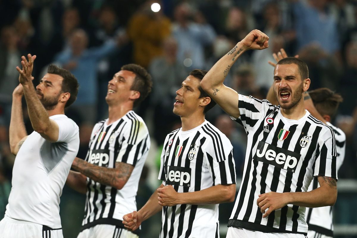 Los jugadores de la Juventus festejan el triunfo al finalizar el partido contra la Lazio. (Foto Prensa Libre: AFP)