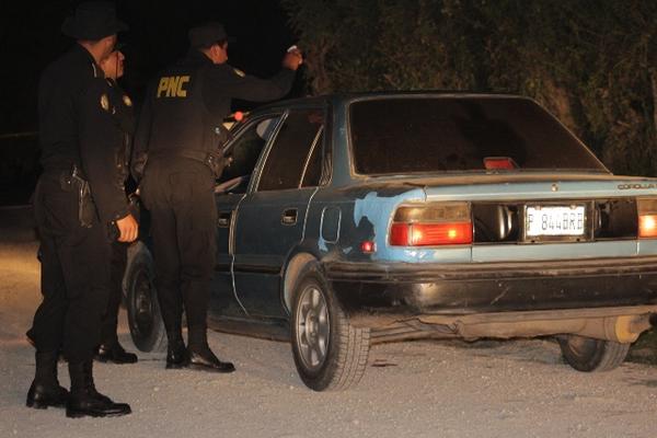 Los victimarios dejaron al taxista dentro del vehículo, con motor y luces encendidos. (Foto Prensa Libre: Óscar González)<br _mce_bogus="1"/>