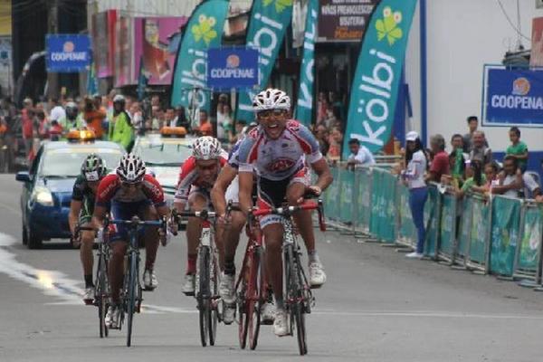 José Vega lideró el pelotón de fuga e ingreso a la meta en primer lugar en la sexta etapa de la Vuelta Internacional. (Foto Prensa Libre: cortesía Federación de Ciclismo de Costa Rica)