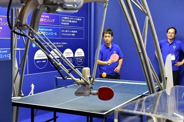 Araña electrónica creada por OMRON Corp. lanza la pelota a los contrincantes, en el ping pong, y mantiene interacción dentro del juego (Foto Prensa Libre: AFP).