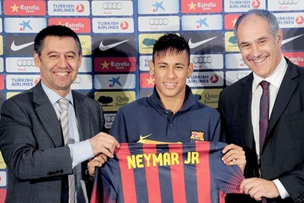 El delantero Neymar da Silva lucirá finalmente el 11 que ha dejado vacante en el Barcelona Thiago Alcántara. (Foto Prensa Libre: AFP)