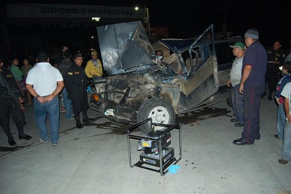 Camioneta agrícola en la que se transportaban los dos hombres que resultaron heridos en el accidente. (Foto Prensa Libre: Víctor Chamalé)<br _mce_bogus="1"/>