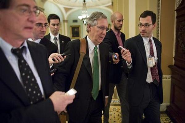 El líder de la minoría republicana del Senado, Mitch McConnell, a su llegada al Capitolio en Washington, para retomar la discusión para evitar una crisis fiscal. (Foto Prensa Libre: EFE)