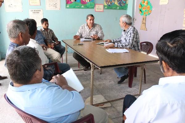 Ediles  hablan con un  delegado del IGSS.