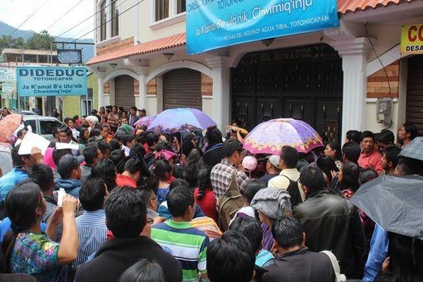 Profesores protestan frente a la Dirección de Educación de Totonicapán. (Foto Prensa Libre: Édgar Domínguez)