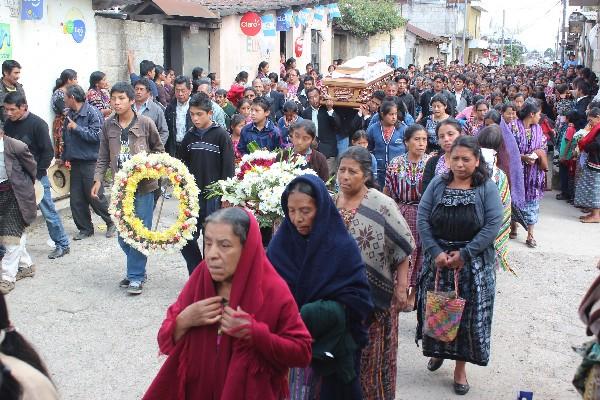 Decenas de  vecinos de Patzún acompañan el féretro del Nelson Ejcalón Hernández, rumbo al cementerio.