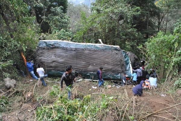 Vecinos descienden   al barranco donde se precipitó un autobús extraurbano, en  San Marcos.