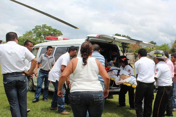 Rescatistas se aprestan a trasladar a heridos del hecho vial hacia hospitales. (Foto Prensa Libre: Carlos Grave).<br _mce_bogus="1"/>