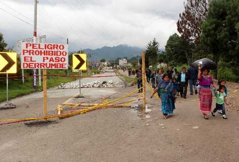 Socavamiento de la carretera entre Santa Cruz del Quiché y Chichicastenango,  en el km 147.5.